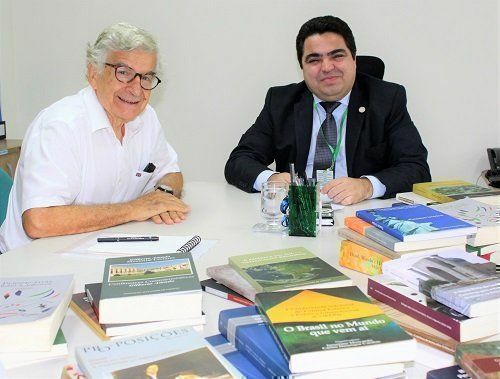 O cientista também aproveitou a ocasião para doar livros para a Ufam.